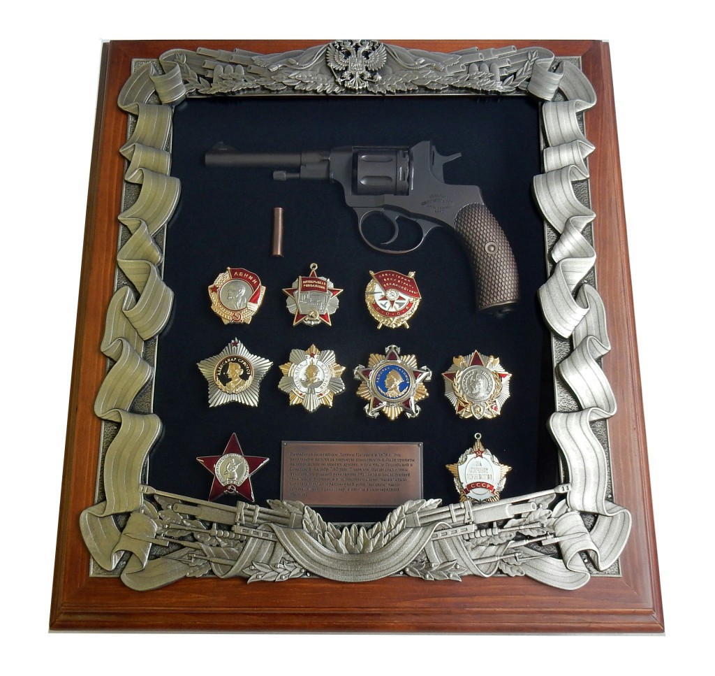 Панно с револьвером ­Наган и наградами СС­СР 16-284