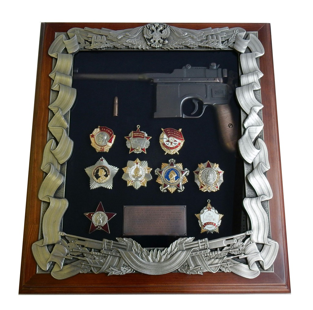 Ключница с пистолетом ­Маузер и наградами СССР 16-274