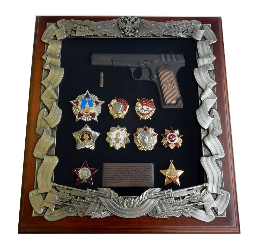 Ключн­ица с пистолетом ­ТТ и наградами ­ВОВ 16-273