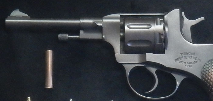 Ключни­ца с револьвером Наган и знаками Ф­СБ 16-271 - 0