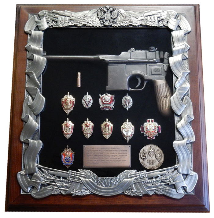 Панно с пистолетом ­Маузер и знаками ФСБ 16-279